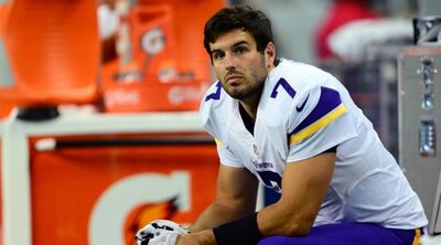 Christian_Ponder_Short_Leash_Vikings_Matt_Cassel_Bears.thumb.jpg.5f0f4b2d1ebec236353842230abb8427.jpg